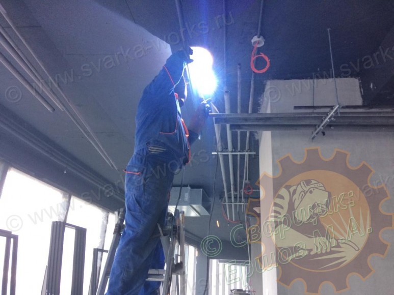 Монтаж труб под потолком